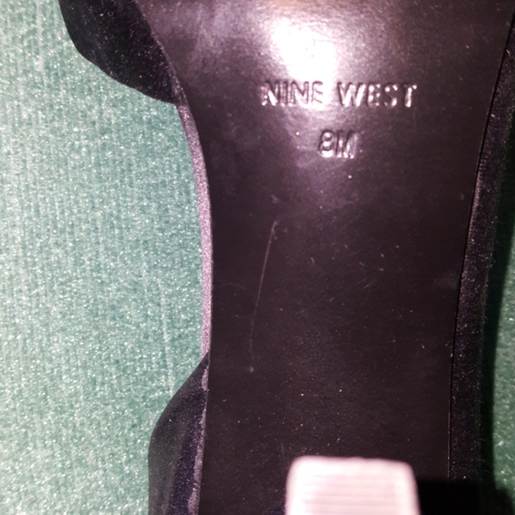 Classy Nine West high heel black dressy shoes - Picture 4 of 4